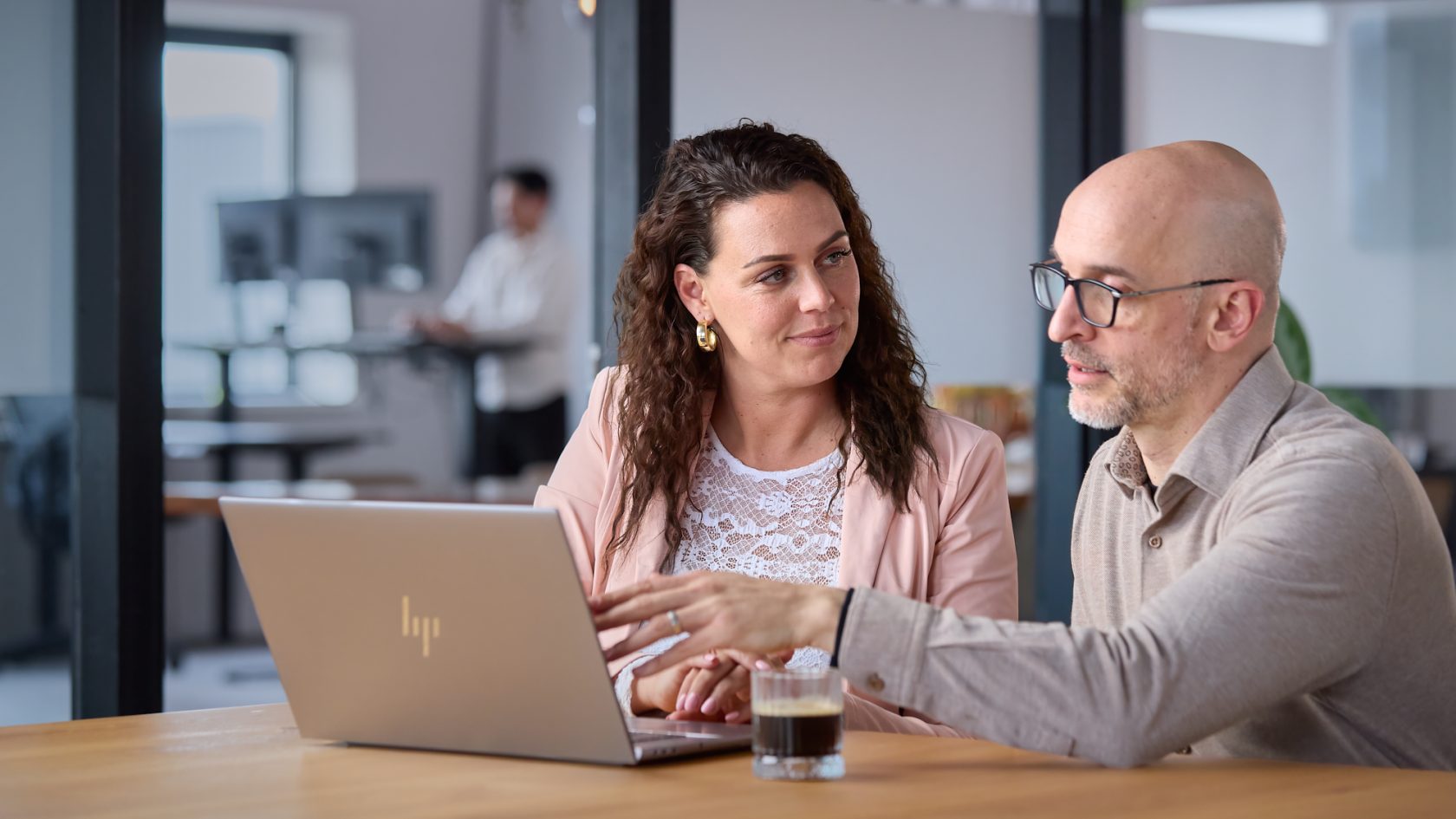 Synergy-expert legt aan een collega uit hoe ze Exact Synergy beter inzet