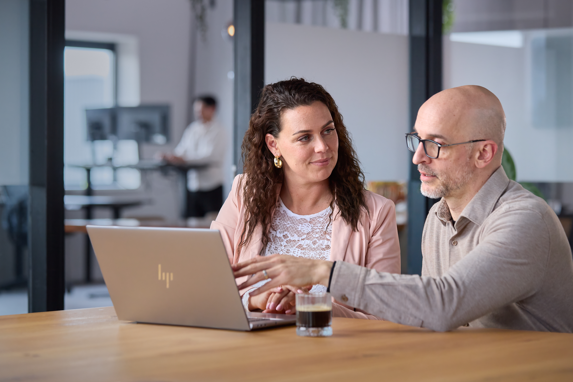 Synergy-expert legt aan een collega uit hoe ze Exact Synergy beter inzet