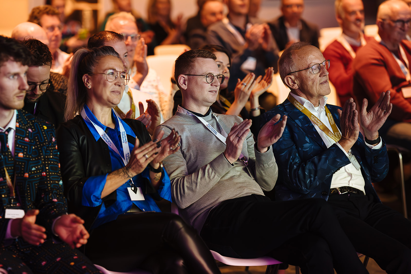 Bezoekers applaudisseren tijdens de Synergy Xperience