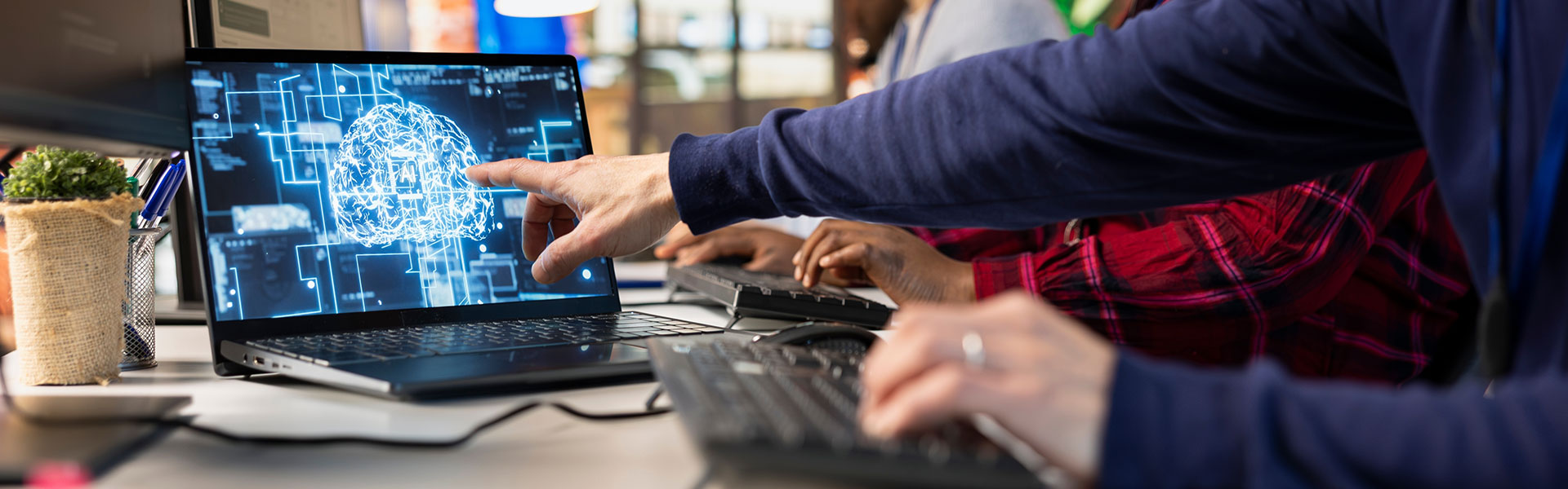 Een man wijst naar Axians IQ Agentic AI