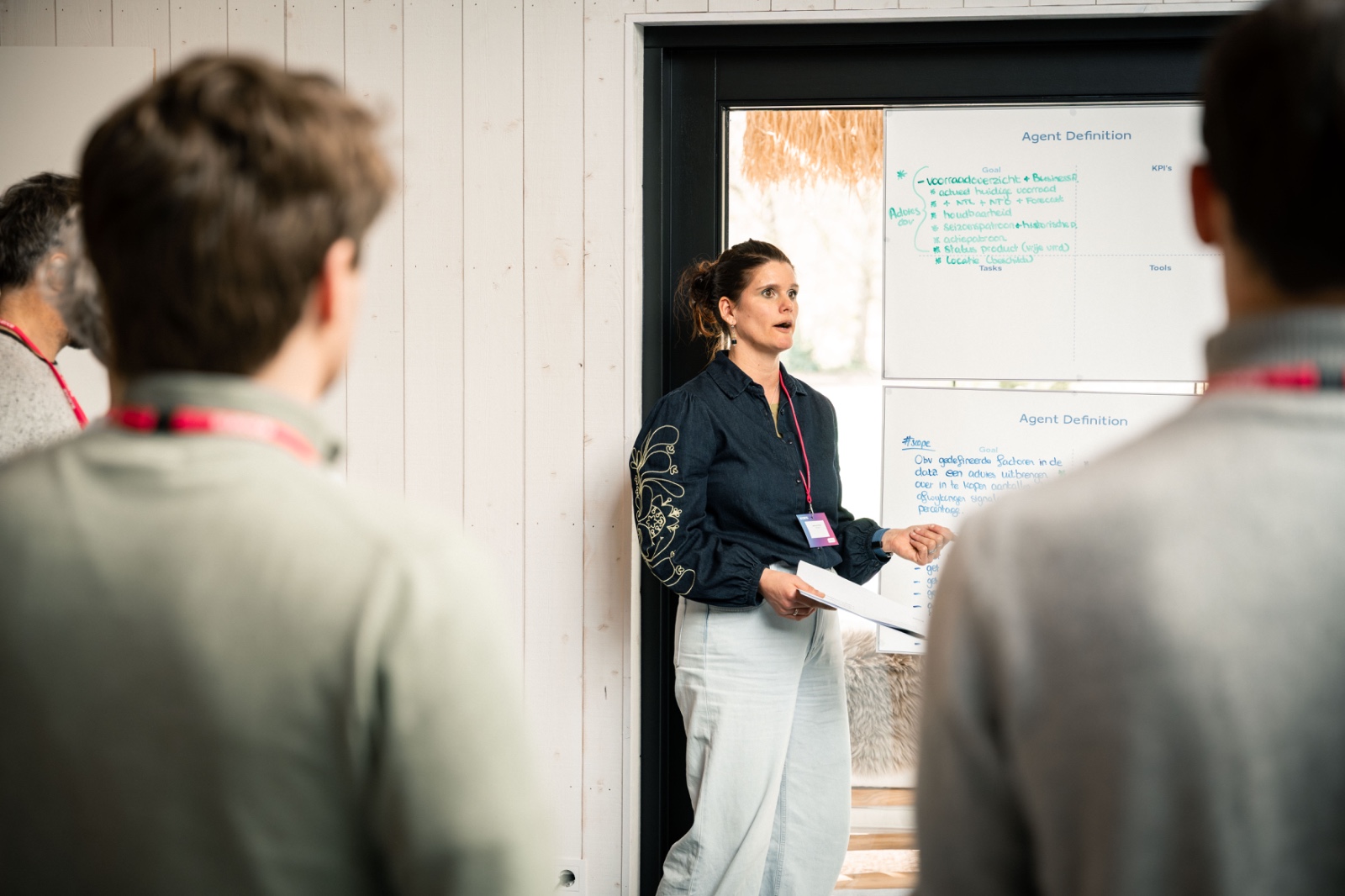 Professionals bouwen stap voor stap een AI-agent tijdens een hands-on sessie