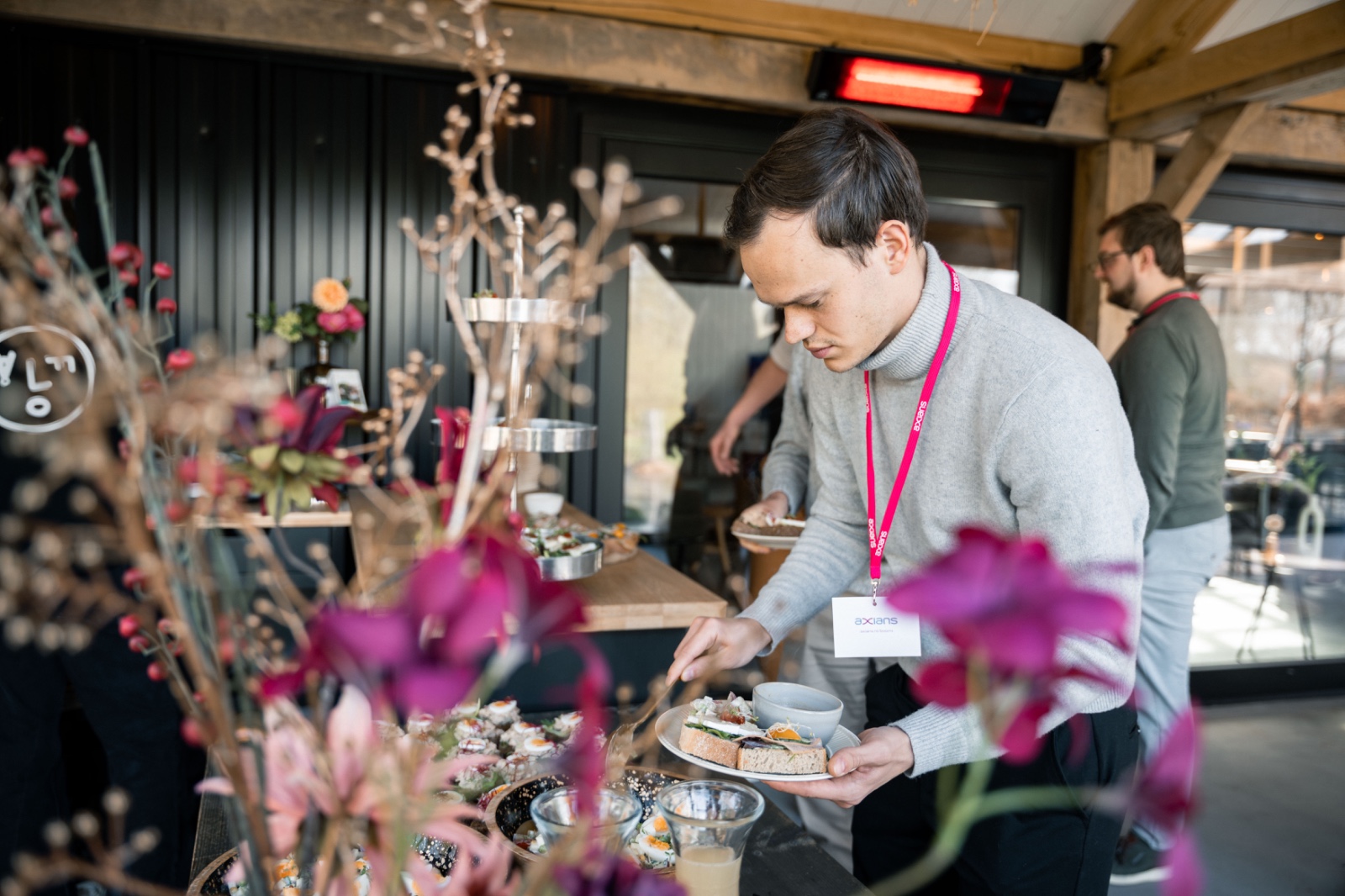 Professional in gesprek tijdens de lunch van een AI Experience Day georganiseerd door Axians