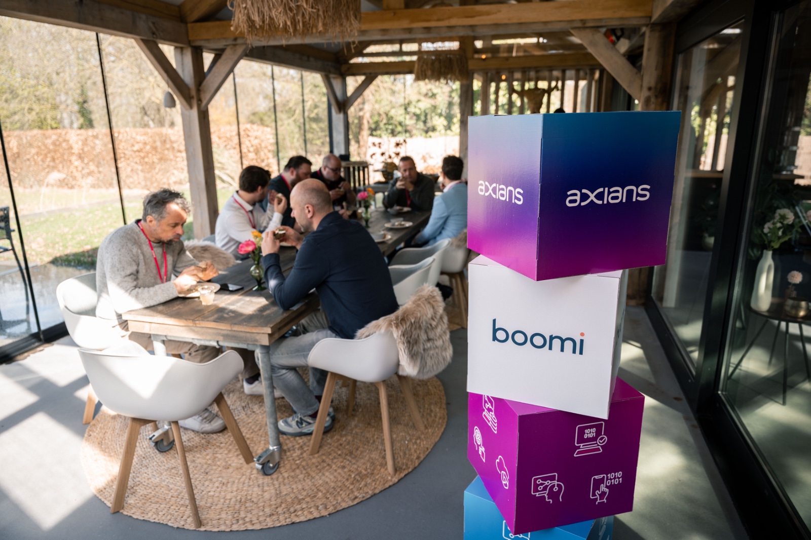 Professionals in gesprek tijdens de lunch van een AI Experience Day georganiseerd door Axians