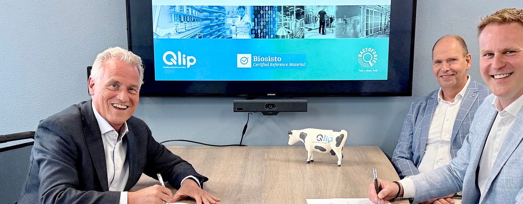 Qlip Axians ondertekening
