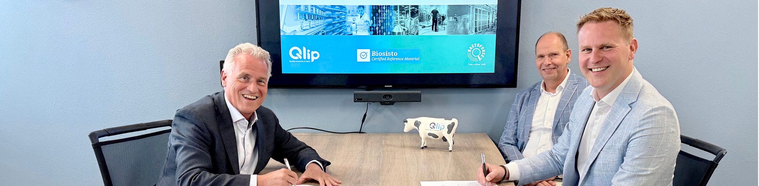Qlip Axians ondertekening